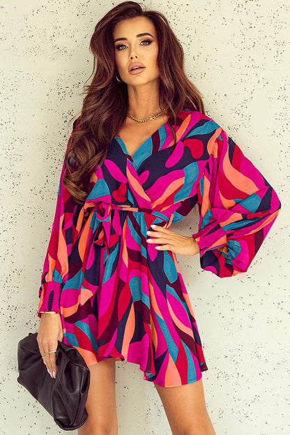 Robe mini rouge feu à imprimé abstrait, ceinturée et à manches bouffantes
