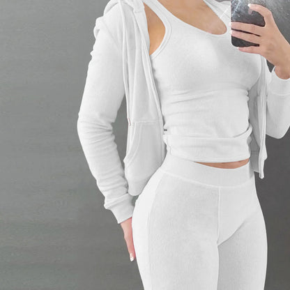 Ensemble trois pièces avec gilet à capuche