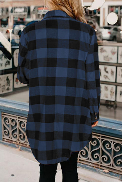 Chemise veste à carreaux bleue à col rabattu.