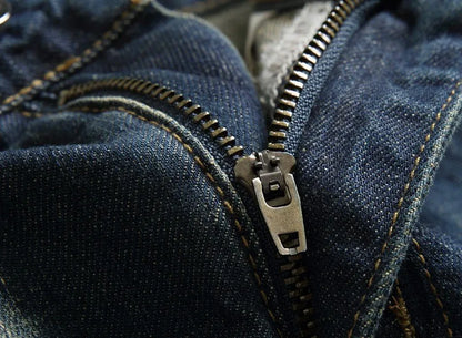 Jeans déchiré à la mode : L'Élégance du Rebelle
